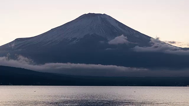 日落时富士山上的山中湖(延时)视频素材