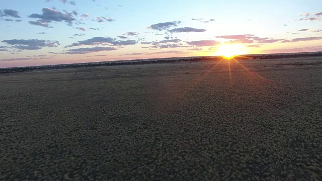 日落时分，一架无人机飞过澳大利亚农场上空视频素材