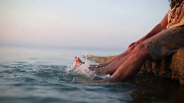 几英尺在海里溅起水花视频素材