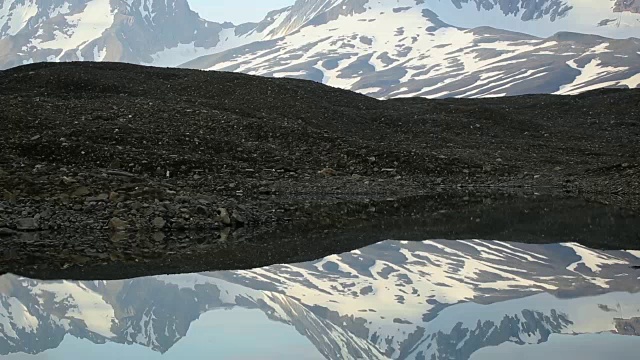 海滩上有冰。视频素材