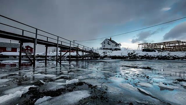 挪威罗浮敦群岛的海岸线上，在暴风雪中漂浮着木头房子，冰层破裂视频素材