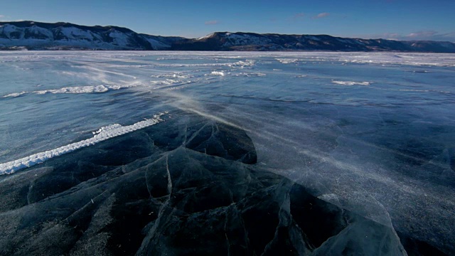 贝加尔湖上漂浮的雪无缝环冰视频素材