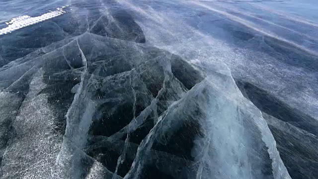 贝加尔湖冰和漂流雪无缝循环视频素材