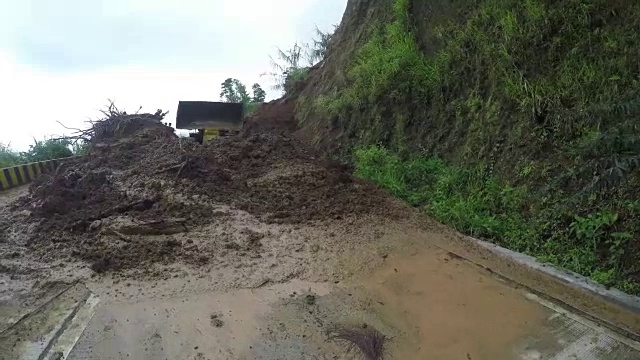 推土机在科迪勒拉悬崖的山路上推着泥石流碎片视频素材