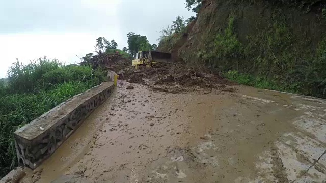 推土机在科迪勒拉悬崖的山路上推着泥石流碎片视频素材