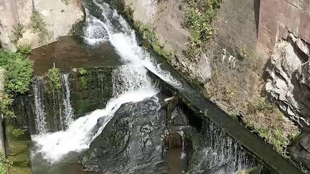 萨尔堡的城市景观，历史悠久的留克河流入城市，流向古老的水车。(德国)视频素材