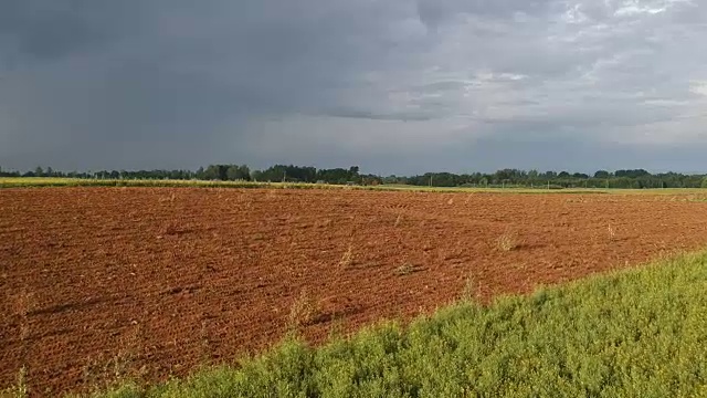 绿色和耕地，鸟瞰图视频素材