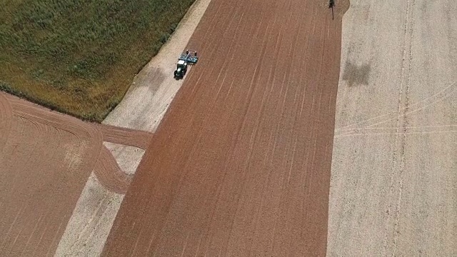 拖拉机在夏末收获的油菜田内，架空栽培视频素材