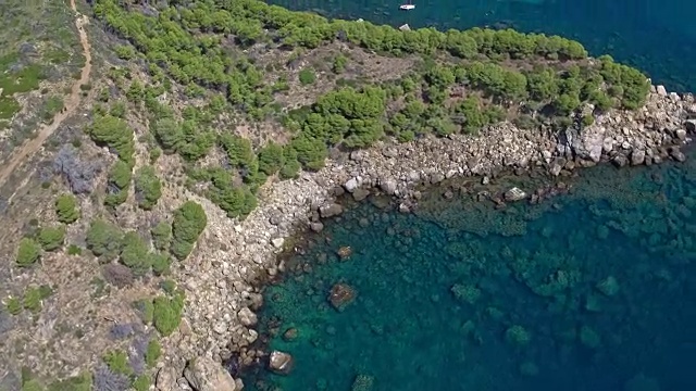 鸟瞰图的海岸Cap de Creus, Costa Brava, Catalunya，西班牙视频素材