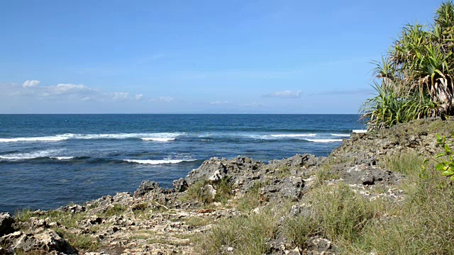 岩石海滩上的海景视频素材