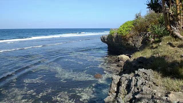 岩石海滩上的海景视频素材