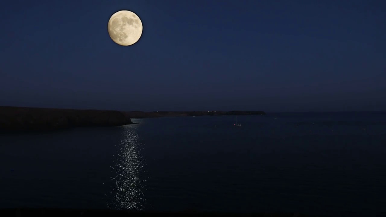 海上美丽的满月，浪漫视频素材