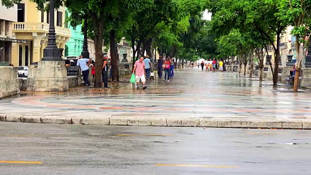 古巴哈瓦那:一辆老式俄罗斯莫斯科车在雨后行驶在El Prado视频素材