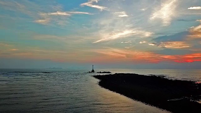 鸟瞰日落，海浪和海洋视频素材