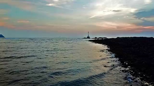 鸟瞰日落，海浪和海洋视频素材