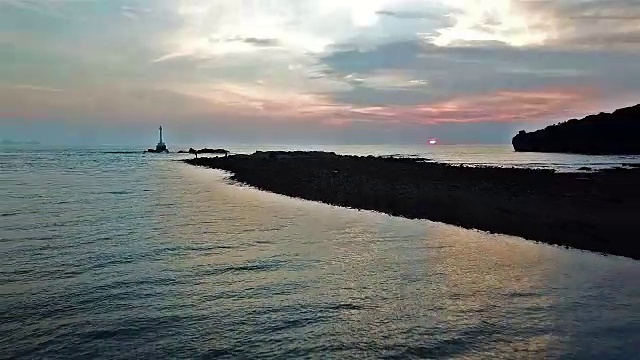 鸟瞰日落，海浪和海洋视频素材