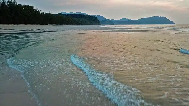 鸟瞰日落，海浪和海洋视频素材