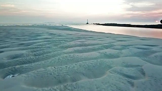 鸟瞰日落，海浪和海洋视频素材