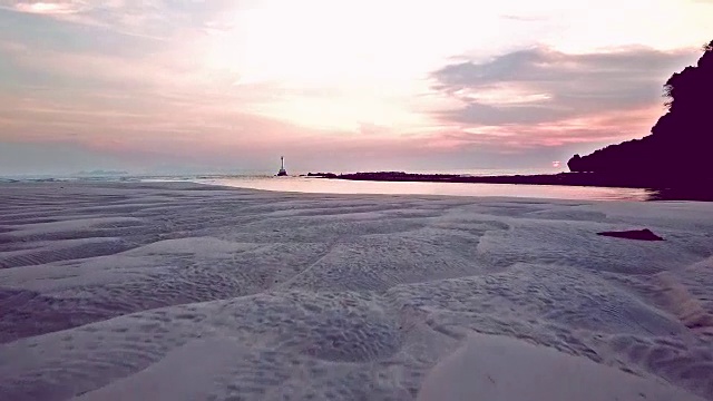 鸟瞰日落，海浪和海洋视频素材