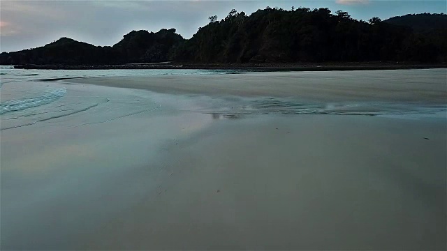 鸟瞰日落，海浪和海洋视频素材