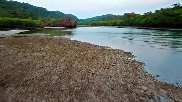 鸟瞰日落，海浪和海洋视频素材