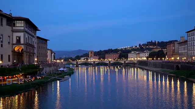 佛罗伦萨,意大利托斯卡纳。Arno河和Ponte alle Grazie桥夜景视频素材