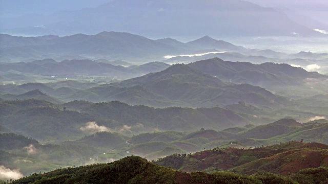 阳光和薄雾中的山谷视频素材