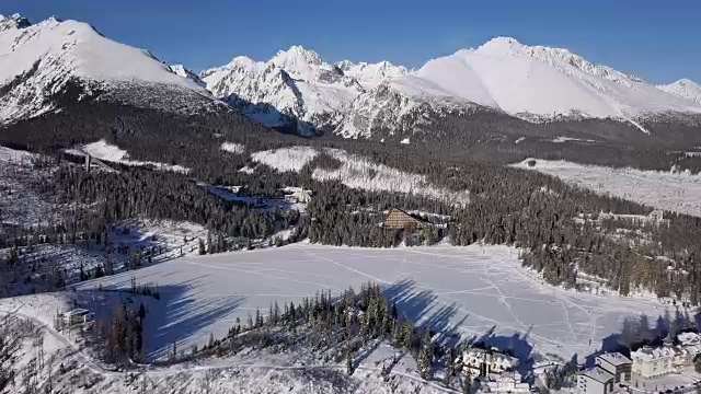 冬季鸟瞰图Strbske Pleso度假村在高塔特拉斯山，斯洛伐克视频素材