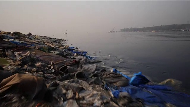 海滩上的塑料垃圾和垃圾视频素材