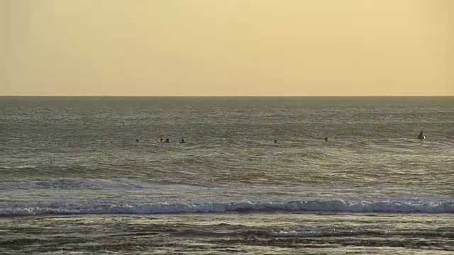 热带海滩与冲浪者在日落视频素材