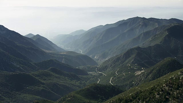 洛杉矶盆地附近的圣加布里埃尔山脉峡谷的航拍照片视频素材