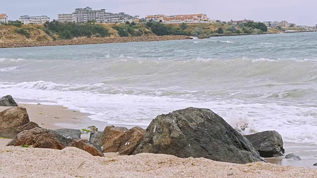 海浪撞击着岩石视频素材