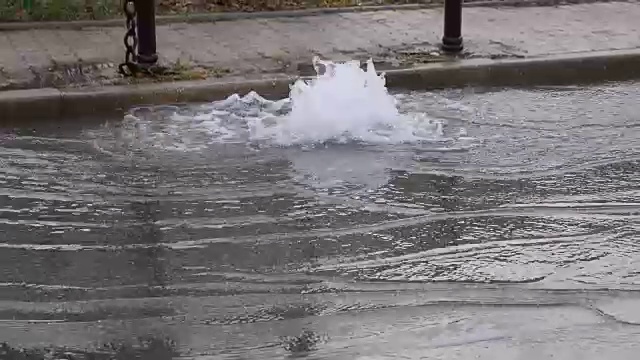 由于地下水管破裂，水从道路排水系统流出视频素材