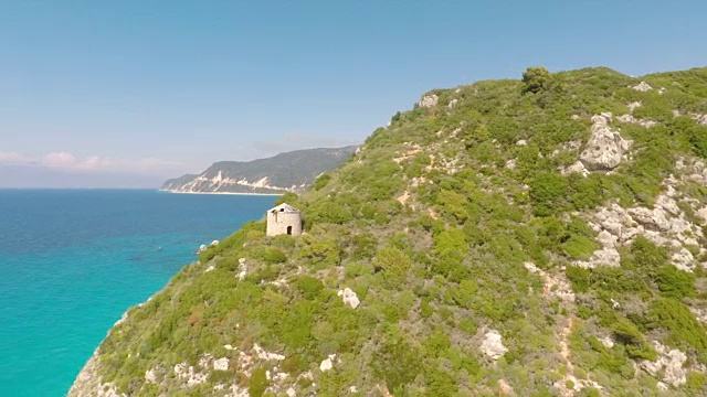 夏季地中海莱夫卡达岛的鸟瞰图，希腊。视频素材