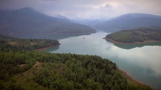 鸟瞰图美丽的Plastiras湖在一个多云的日子在希腊。视频素材