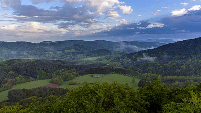 日出景观与雷阵雨和彩虹，Vorderweidenthal, Pfälzerwald，莱茵兰-普法尔茨，德国视频素材