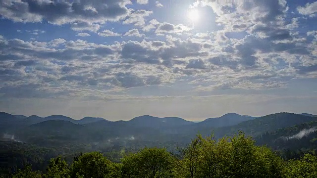 风景与早晨的太阳和云，Vorderweidenthal, Pfälzerwald，莱茵兰-普法尔茨，德国视频素材