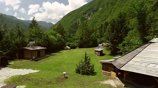 鸟瞰图的一个夏令营小屋和休闲区在森林。视频素材