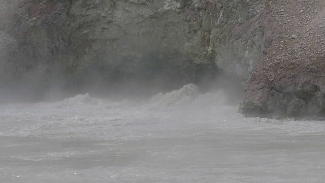 黄石公园海登山谷温泉池的近景视频素材