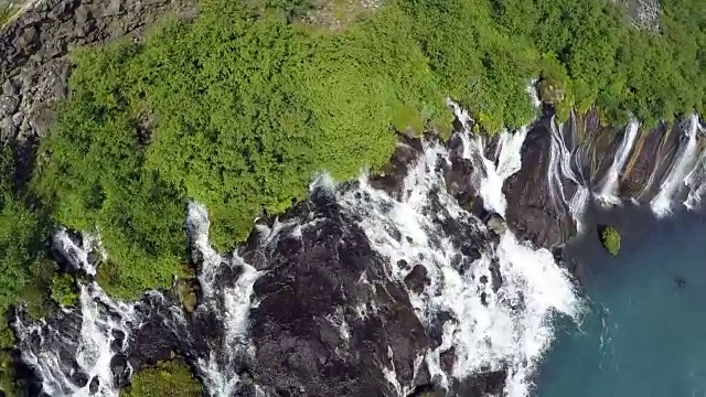 迷人的美丽和宁静的Hraunfossar瀑布，附近的环路，冰岛视频素材