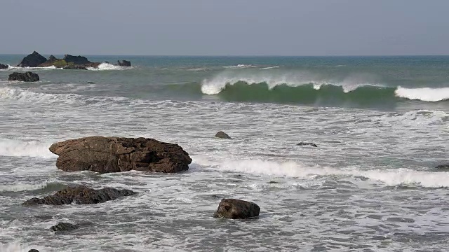 岩石海岸春天，达克池海滩，布德，北康沃尔，英格兰，英国，欧洲视频素材