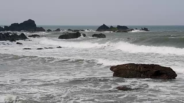 岩石海岸春天，达克池海滩，布德，北康沃尔，英格兰，英国，欧洲视频素材