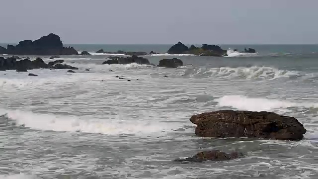 岩石海岸春天，达克池海滩，布德，北康沃尔，英格兰，英国，欧洲视频素材