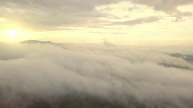 4K:美丽的阳光在薄雾的夕阳山。视频素材