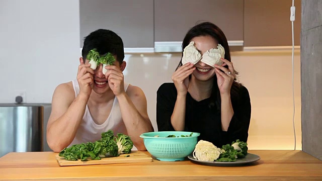 亚洲华人夫妇在厨房准备食物视频素材