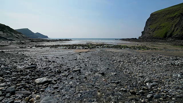 春天的岩石海滩，克拉辛顿港，布德，康沃尔，英格兰，英国，欧洲视频素材