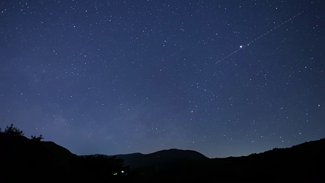 江原道汉白山国家公园万航宰山的星空视频素材