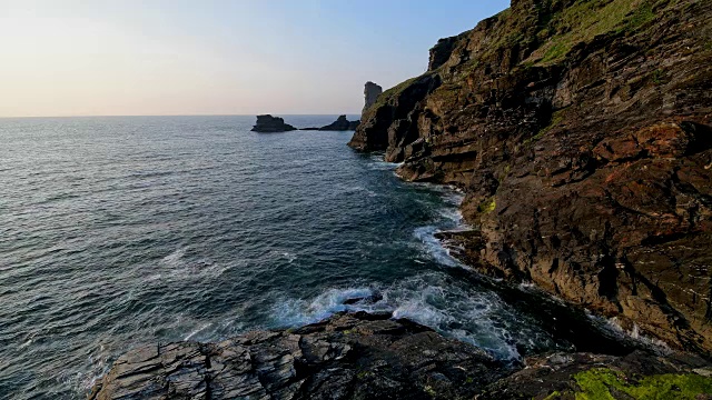 春天日落时的岩石海岸，特里西维，廷塔杰尔，康沃尔，英格兰，英国，欧洲视频素材