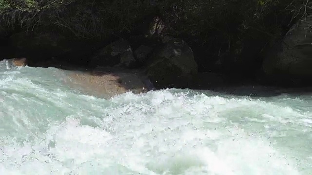 狂风暴雨的山河穿过峡谷视频素材