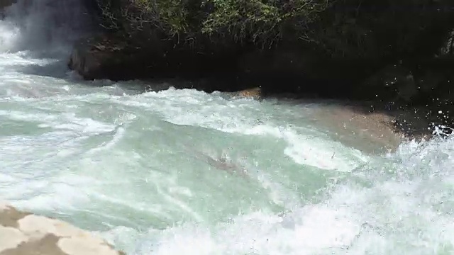 狂风暴雨的山河穿过峡谷视频素材